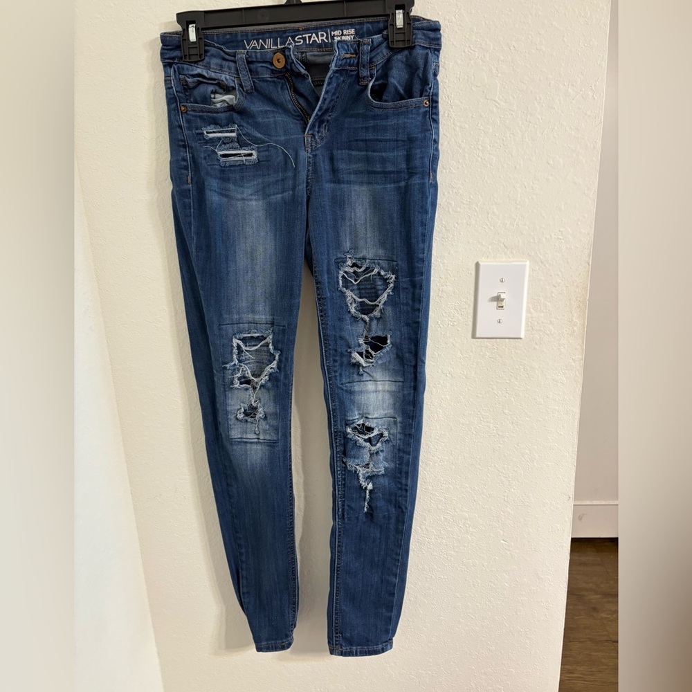 Vanilla Star Mid-rise Distressed Jeans. EUC (worn 1-2x).